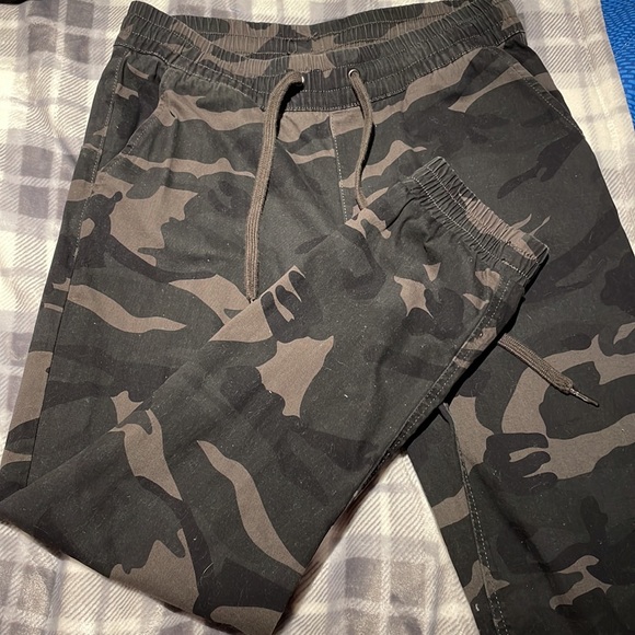 M boutique dark green camo pants 🖤💚 - Picture 1 of 7